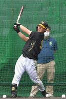 　打撃練習する前川