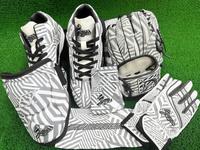 　久保田運動具店から木浪に提供されたダズル迷彩柄の球宴仕様用具