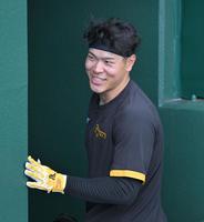 　笑顔でベンチ裏に向かう佐藤輝（撮影・中田匡峻）