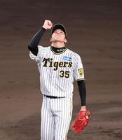 　７回、無失点に抑え天を仰ぎベンチに戻る才木（撮影・山口登）