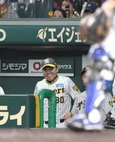 　８回攻撃中、白い歯を見せる岡田監督（撮影・北村雅宏）