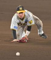 　１０回、福永の打球をファンブルする中野（撮影・立川洋一郎）