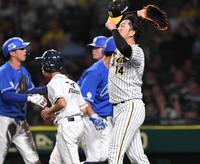 　９回、岡林に同点となる２点適時打を浴びた岩貞（撮影・北村雅宏）