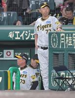 　１０回、敗れた岡田監督（左から２人目）はベンチを後にする（撮影・北村雅宏）