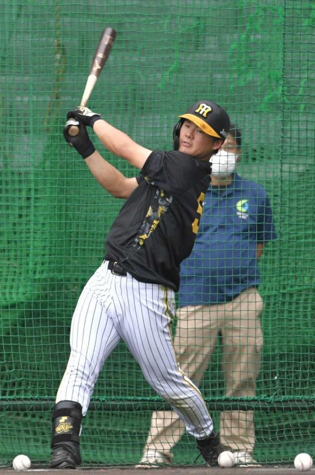 　打撃練習する前川