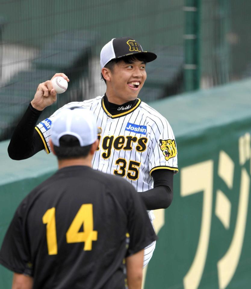 　にこやかにキャッチボールする才木