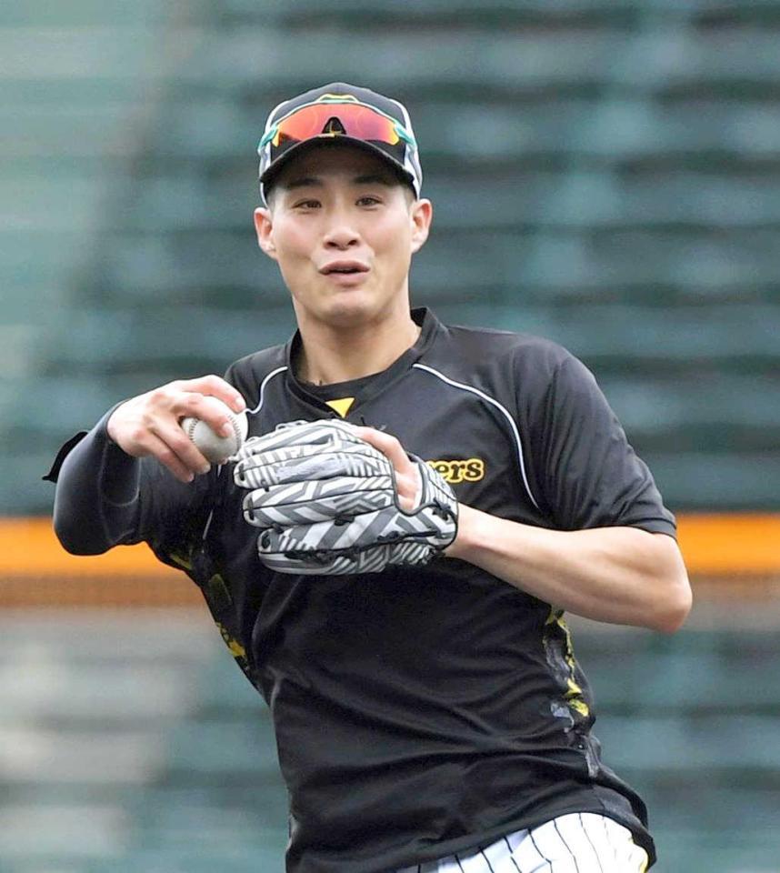 　守備練習に励む木浪