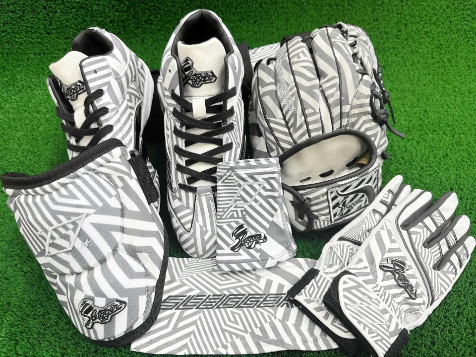 　久保田運動具店から木浪に提供されたダズル迷彩柄の球宴仕様用具