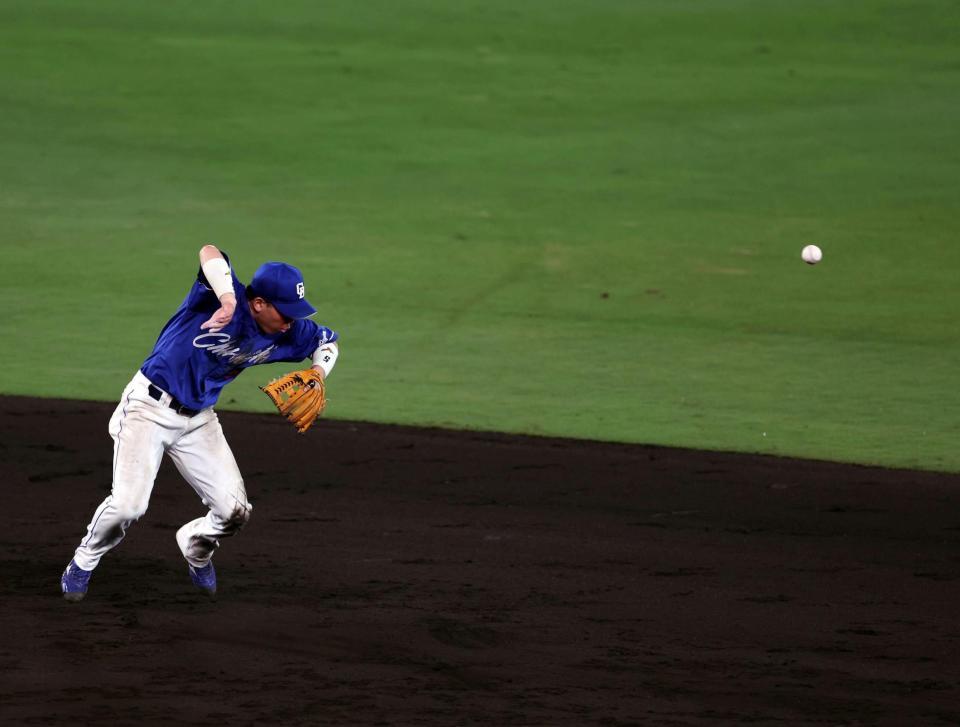 　４回、梅野の打球はバウンドが変わり、村松が捕球できず勝ち越し適時打となる（撮影・山口登）