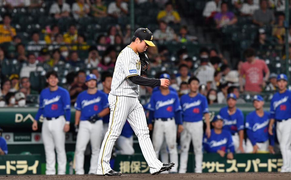 　１０回、大島に勝ち越しの適時打を浴びて下を向く馬場（撮影・中田匡峻）