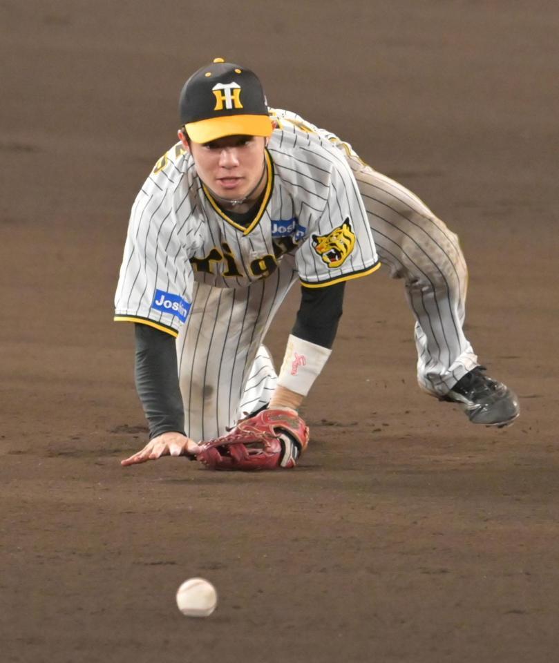 　１０回、福永の打球をファンブルする中野（撮影・立川洋一郎）