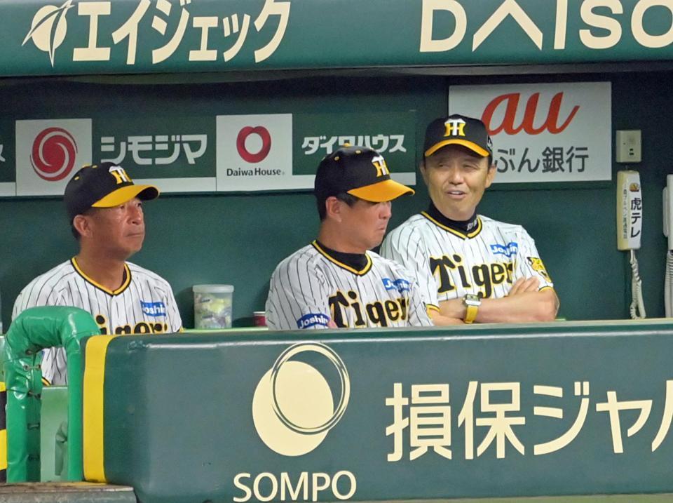 　１０回、失策が続いて２点を勝ち越され、ベンチであきれたような表情を見せる岡田監督（右）＝撮影・立川洋一郎