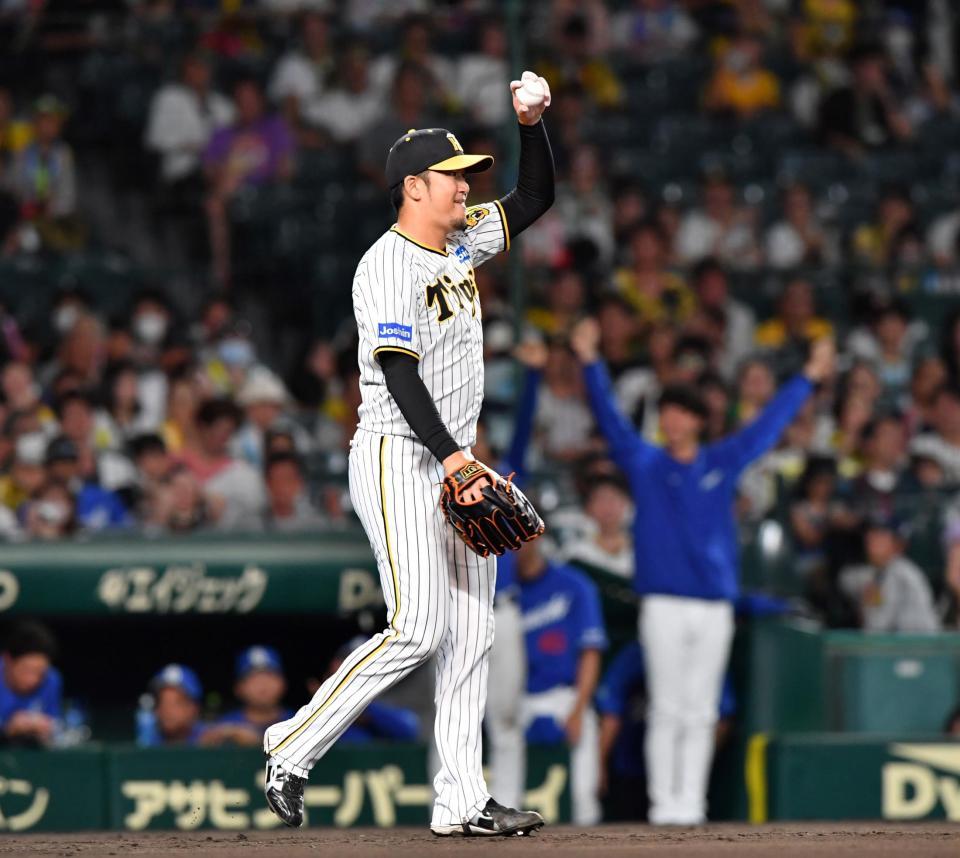 　９回、岡林に同点の右前２点適時打を浴びた岩貞（撮影・中田匡峻）