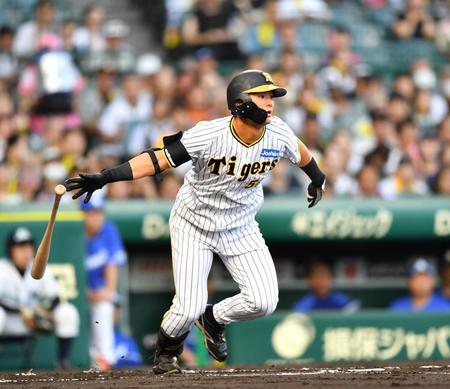 　１回、右前に先制適時打を放つ前川（撮影・中田匡峻）