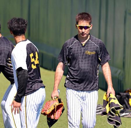 　練習を終え引き揚げる岩崎（左は加治屋）＝撮影・山口登