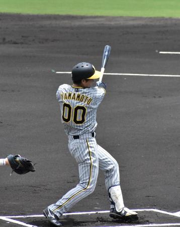 　初回に右前打を放った山本