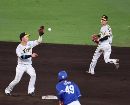 　８回、岡林の打球を捕球した中野は、木浪にグラブトスし併殺とする（撮影・山口登）