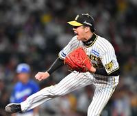 　６回、気迫の投球を見せる才木