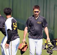 　練習を終え引き揚げる岩崎（左は加治屋）＝撮影・山口登