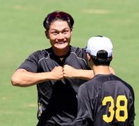 　小幡に変顔を見せる西純（左）＝撮影・山口登