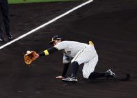 　６回、佐藤輝は岡林の打球に飛びつくも捕球できず二塁打となる（撮影・山口登）