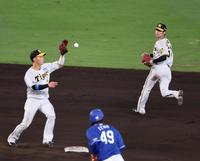 　８回、岡林の打球を捕球した中野は、木浪にグラブトスし併殺とする（撮影・山口登）