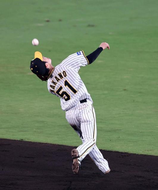 阪神・中野が神キャッチ　解説者も「今のスゴくないですか」と絶賛