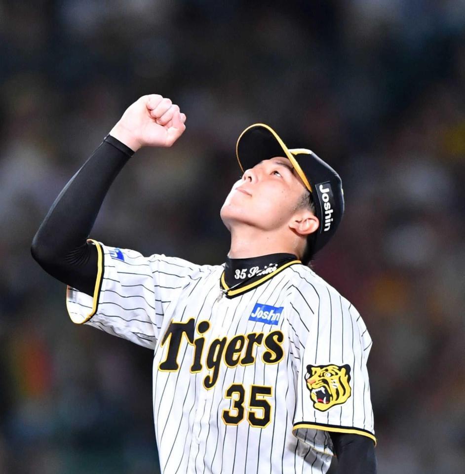 　７回、岡林を遊直に打ち取り、拳を握る才木