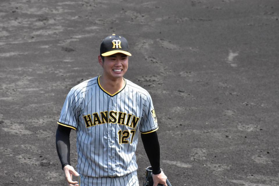 　４回のピンチを無失点に抑え、笑顔を見せる川原