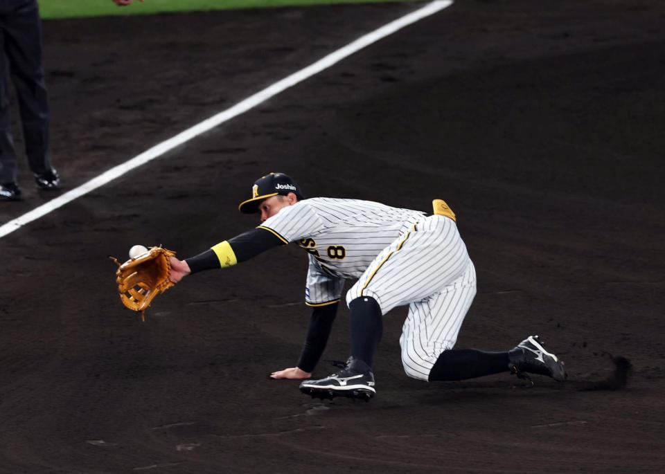 　６回、佐藤輝は岡林の打球に飛びつくも捕球できず二塁打となる（撮影・山口登）