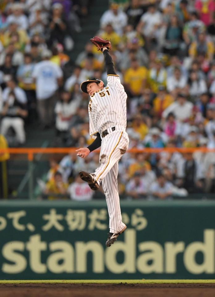 　５回、ビシエドの打球をジャンピングキャッチする中野（撮影・北村雅宏）