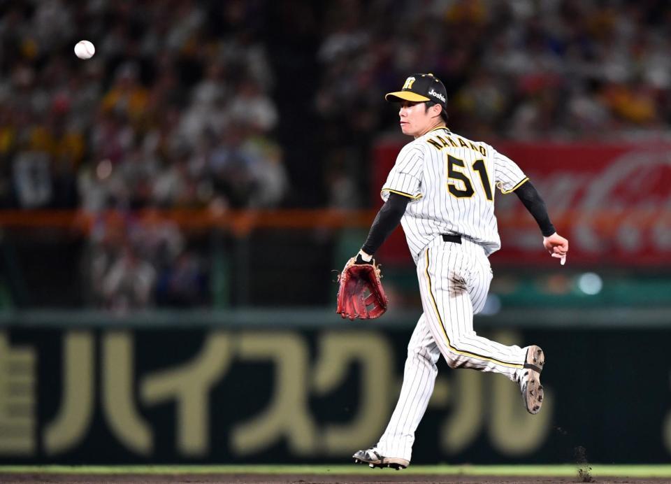 　８回、岡林の打球を処理し、二塁にグラブトスをする中野（撮影・中田匡峻）