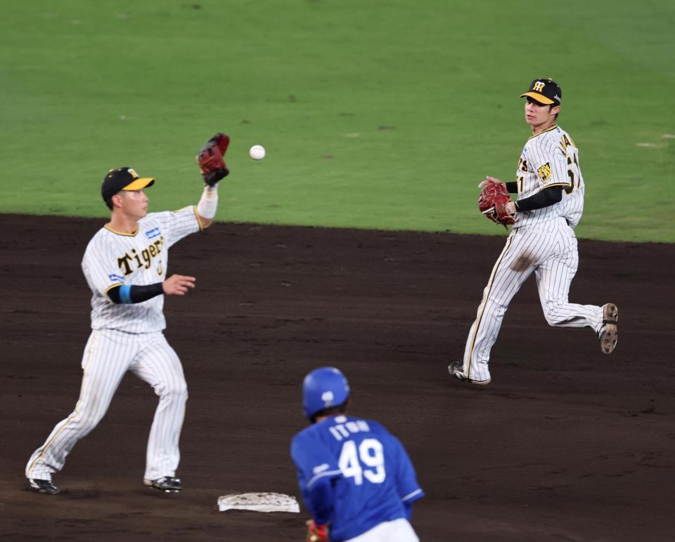 　８回、岡林の打球を捕球した中野は、木浪にグラブトスし併殺とする（撮影・山口登）