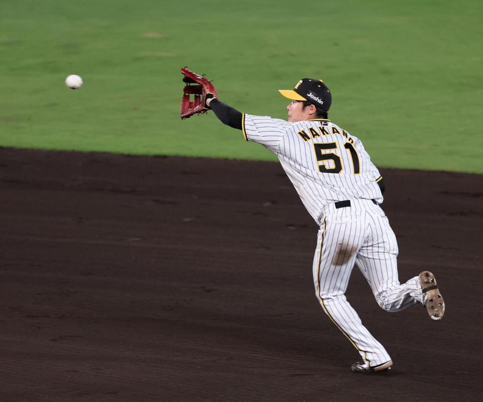 　８回、岡林の打球を捕球した中野は、グラブトスで併殺とする（撮影・山口登）