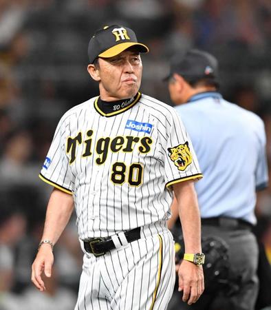 　投手交代を告げ、ベンチへ戻る岡田監督（撮影・中田匡峻）