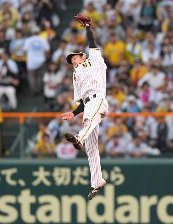 　５回、ビシエドの打球を好捕する中野（撮影・北村雅宏）