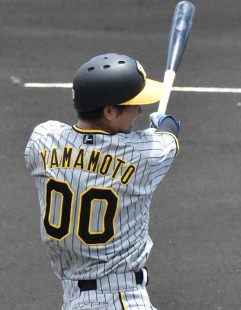 　１回、右前打を放つ山本（撮影・山村菜々子）