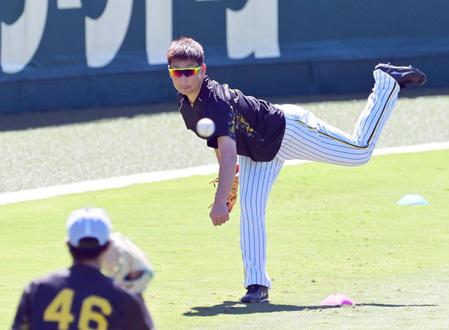 　キャッチボールをして調整する岩崎（撮影・立川洋一郎）