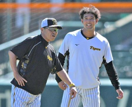 　岡田監督（左）と談笑する加治屋（撮影・北村雅宏）