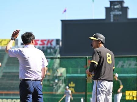 　近大の先輩・藤川俊介氏（左）にあいさつをする佐藤輝（撮影・中田匡峻）