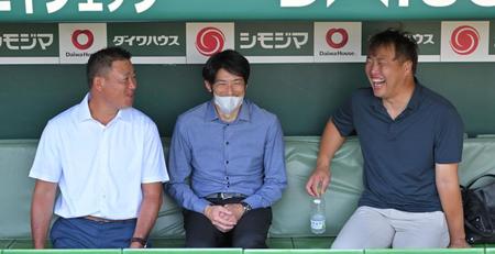 　ベンチで談笑する（左から）福留孝介氏、能見篤史氏、関本賢太郎氏（撮影・中田匡峻）