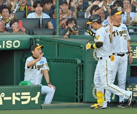 　１回、先制３ランを放った佐藤輝を迎える岡田監督（撮影・立川洋一郎）