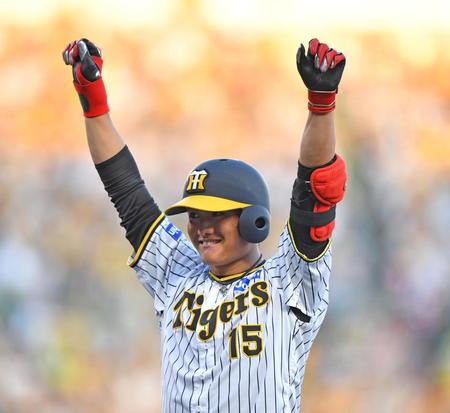 　２回、中前適時打を放ち、両拳を突き上げる西純（撮影・中田匡峻）