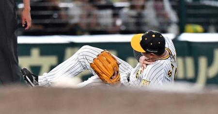 　７回、福永の打球が左肩付近に直撃した佐藤輝（撮影・中田匡峻）