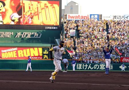 　１回、中越えに先制３ランを放ち生還する佐藤輝（撮影・山口登）