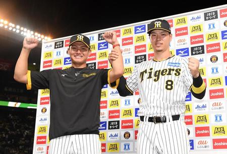 　投打のヒーロー、西純（左）と佐藤輝（撮影・中田匡峻）