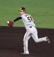 　８回、岡林の打球を捕球した中野は、グラブトスし併殺とする（撮影・山口登）