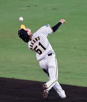 　７回、溝脇の飛球を好捕する中野（撮影・山口登）　