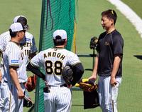 　練習前、岩崎（右）は安藤コーチらと言葉を交わす（撮影・山口登）