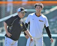 　岡田監督（左）と談笑する加治屋（撮影・北村雅宏）